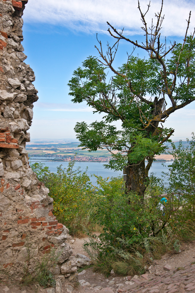 Novomlýnská vodní nádrž u Strachotína. Pohled z Dívčího hradu